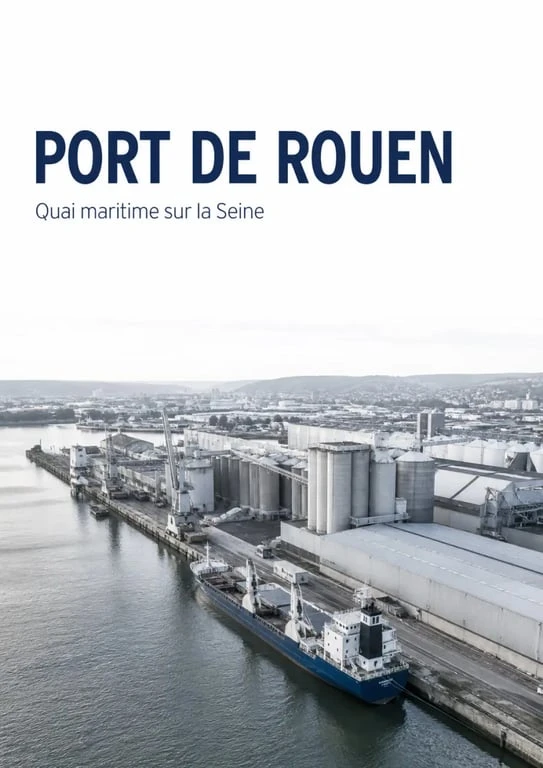 Port maritime de Rouen vu depuis les quais sur la Seine avec navire de commerce et infrastructures portuaires