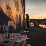 Street art rouen : fresque monumentale en cours sur mur au bord de la Seine