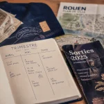 Rouen seniors programme des sorties 2025 : calendrier trimestriel sur table