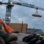 Une civière aperçue à 26 mètres sur une grue près de Rouen